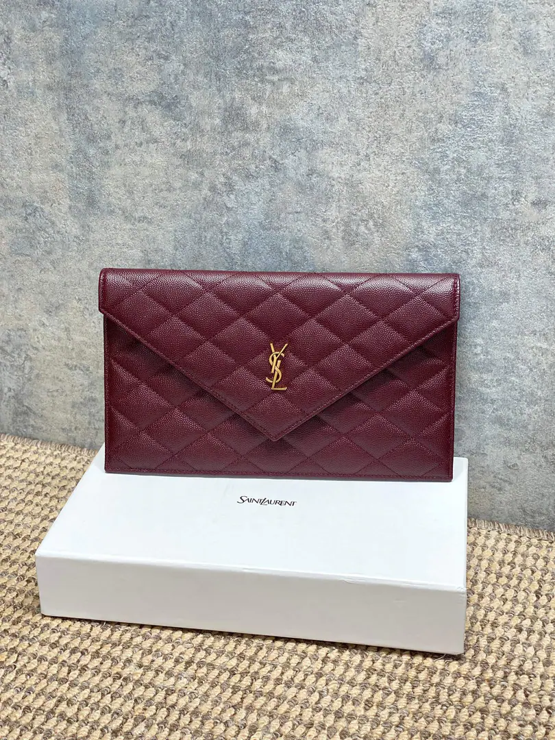 YSLThe diamond handler has the envelope., Use caviar stripes., It's delicate and sophisticated.✨. Colour+MetalLogo, It's a very good recognition., Envelope Designs Simple Atmosphere, Daily commute, You can easily ride on a date.. It's practical and fashionable., Yes.YSLClassic series, It's a big deal., It's easy to get a better sense of compatibility.💼. Dimensions: 27x16x2cm Encoding: 869533