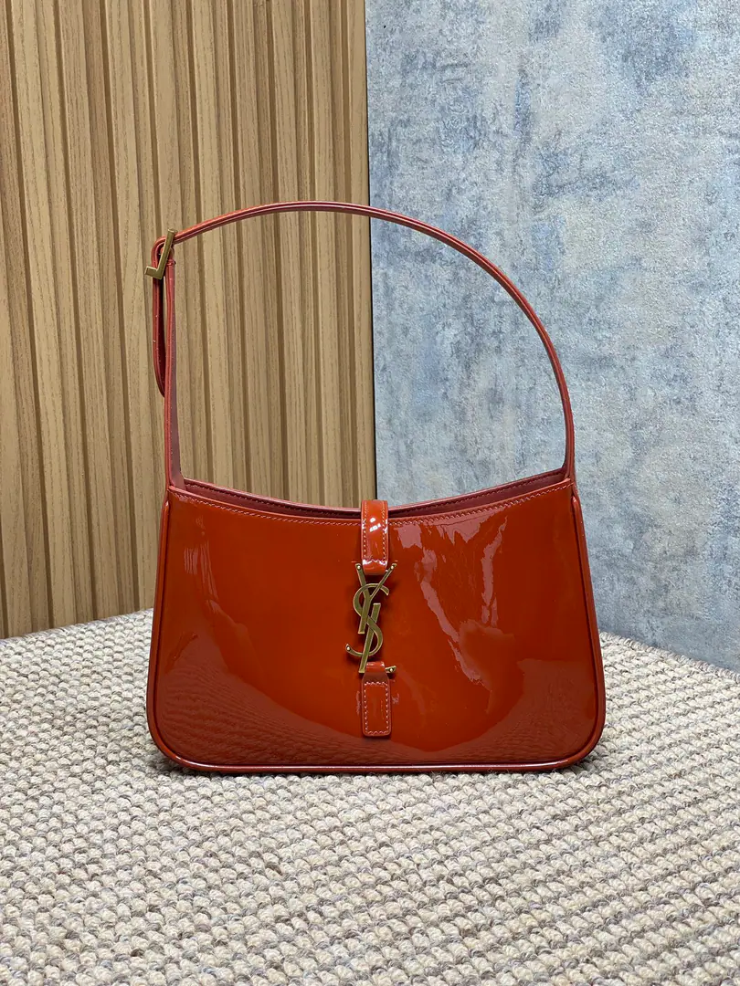 Spring and summer show. YSLThe new coat of paint under the armpit is wrapped in a very simple shape pluslogo Simple U.S.A. High-level opening is a way to set the buttons half open. Encoding657228 Dimensions23x16x6.5cm