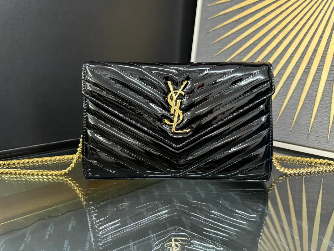 Black paint.· MONOGRAM_Envelope.A super-functional little bag., The classic style., Upgrade the most advanced version, %Italian cattle skins are finely crafted.. Custom MetalsYHome.logoShow your personality.. Retrieval design to ensure security of use. The bag is big., Two banknotes., Two central partitions., A zipper bag and a couple of knobs., Everything.！ Model: 377828 Dimensions: 22.5x14x4cm