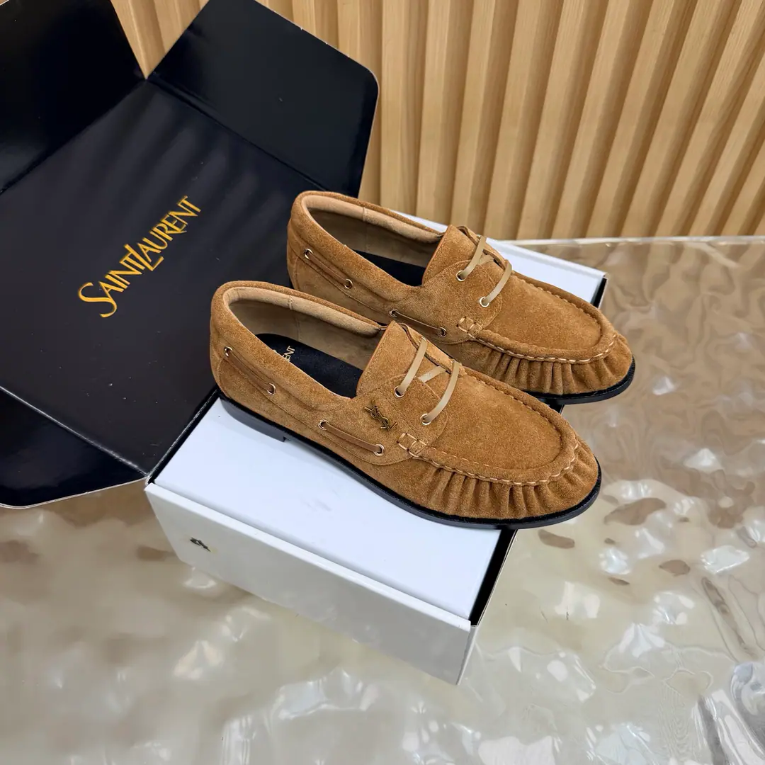 Couples' slippers.📍 Top Version🖤Saint Lauren*Saint Roland.2026 YSLSmalllogo A couple of wrinkled LeFoo shoes. Women Men It's a little symbolic.logoIt's the soul of these shoes. And he's got a low profile and a fine attitude on his shoe.. It's different from the big sign. It's quiet and it's sharp. Snuff it out with a simple line.YSLA unique fashion.DNA Unwittingly revealing the deep inside of the brand. The classic almond-shaped design of the shoehead. Smart-mixed feet. Pull the foot line up visually. ♪ And show grace and grace ♪. Every date a couple went to. Every trip. It's all because of the saloons. To be a low profile, deep-minded tribute.. The pasta is for sheep. The insides are all sheep's skin. Italian imports are so thick. size: 35–42（34, 41, 42, 43Custom） Men: 38–47（38, 46, 47Custom without re-offer）