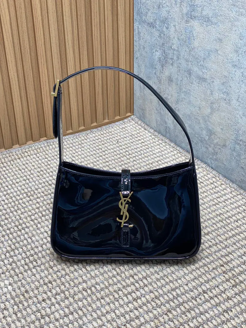 Spring and summer show. YSLThe new coat of paint under the armpit is wrapped in a very simple shape pluslogo Simple U.S.A. High-level opening is a way to set the buttons half open. Encoding657228 Dimensions23x16x6.5cm