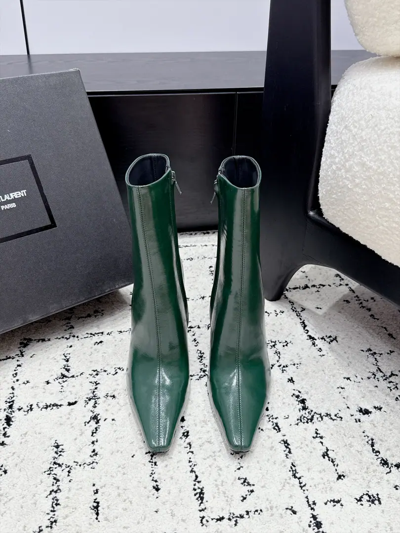 SAINT LAURENT Saint Roland. 26/ Autumn and winter show. Short boots. Slight and high and short boots. The superstar fashion masters grow grass. The most understanding woman is that she doesn't accept the super-feminine-feminist. The originals are starting up the slopes and... The details are perfect. A fine-sculpted shape, which makes your feet feel so good. ✔️Fabulous.: Customize imported cow skin ✔️Uchi.: Import mixed sheep skin ✔️Otsumi!: Italy is a big-ass country. ✔️He's tall.: 10.5cm ✔️Size: 35-42（40 41 42Make a no-refund order.）