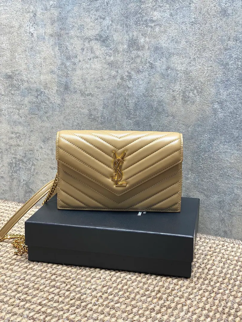 P YSLSaint Roland. The sheep's skin chain is wrapped in it. With a stripable shoulder belt. But as a handbag 6A knob. 1A zipper coin bag. 1A paper-coin layer. - It's a practical payment. Dimensions19×12.5×4 Encoding441974