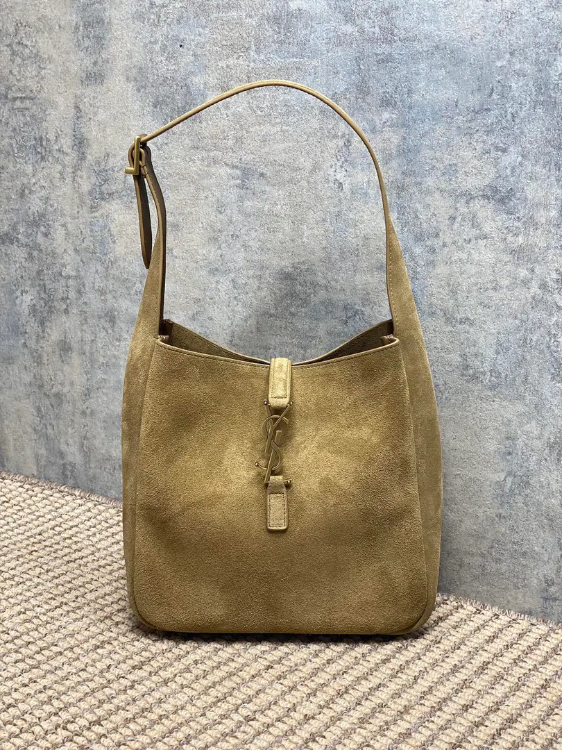 P YSLSanta Roland's Winter New Money.🍂 ROSESame paragraph New, Pea., It's light and fashionful., It's a great touch. Soft. It's a simple match.ysl logo It's really a big back.！Dimensions: 22x22x10cmEncoding: 713938
