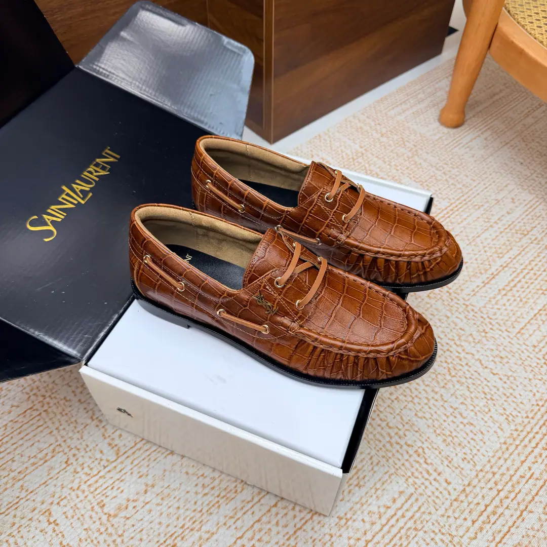 Couples' slippers.📍 Top Version🖤Saint Lauren*Saint Roland.2026 YSLSmalllogo A couple of wrinkled LeFoo shoes. Women Men It's a little symbolic.logoIt's the soul of these shoes. And he's got a low profile and a fine attitude on his shoe.. It's different from the big sign. It's quiet and it's sharp. Snuff it out with a simple line.YSLA unique fashion.DNA Unwittingly revealing the deep inside of the brand. The classic almond-shaped design of the shoehead. Smart-mixed feet. Pull the foot line up visually. ♪ And show grace and grace ♪. Every date a couple went to. Every trip. It's all because of the saloons. To be a low profile, deep-minded tribute.. The fabric is made of stone-stressed cow skin. The insides are all sheep's skin. Italian imports are so thick. size: 35–42（34, 41, 42, 43Custom） Men: 38–47（38, 46, 47Custom without re-offer）