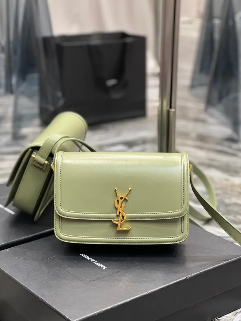 【𝑺𝑶𝑳𝑭𝑬𝑹𝑰𝑵𝑶 𝑩𝑶𝑿 】 New Colour_Shea green.🥑 IT BAG_It's gonna be a big deal., The whole fashion circle was taken before the market., Nostalgia left bank., Inspired by the name of the left bank of Paris.Rue De SolferinoAs a name！The package is with the original toothpick.BoxBullskins., The tenderness of the hand and skin is very good.！Three layers of organ separation., It's easy to accommodate everyday requirements., Newly designed.“L”Letters on the lower and upper side of the button, To completely reverse your knowledge of the buttons., I can't help but wonder., I can open the bag like this., It's not funny.！ Model: 634305 Dimensions: 23x16x6cm