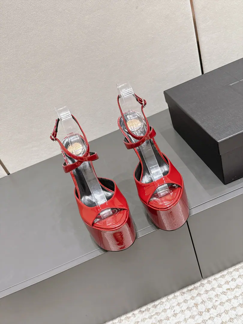 Requisition level Ysl 26/Summer New Money Fishpits. Water table high with sandals. This is... ​​YSL（Saint Laurent）2026 Summer waterproofer super high heels.​​, Ice-blue-painted fish mouth design, Water-proof station. + Siu Gao-sung, Transparency PVC The strapped to the ankles., The shoes are gold. YSL Hot.. These are a lot of brushes in the station., Jo Ruth Milan's got the same dress on.. A few key points. ​​Colour Out​​: This ice blue is a very good eye-cracker., The photo shoots were blown., Summer is a bright one.. ​​Waterproofing towers up.​​: Thick + Super high., The visual stretching of legs is obviously working.. ​​PVC Transparency tape​​: It's better than a full belt., It's a little bit of a care-taking thing to do.. He's tall.: 15.5cm Water table: 6.5cm Size: 35-42（40.41.42Do it.）
