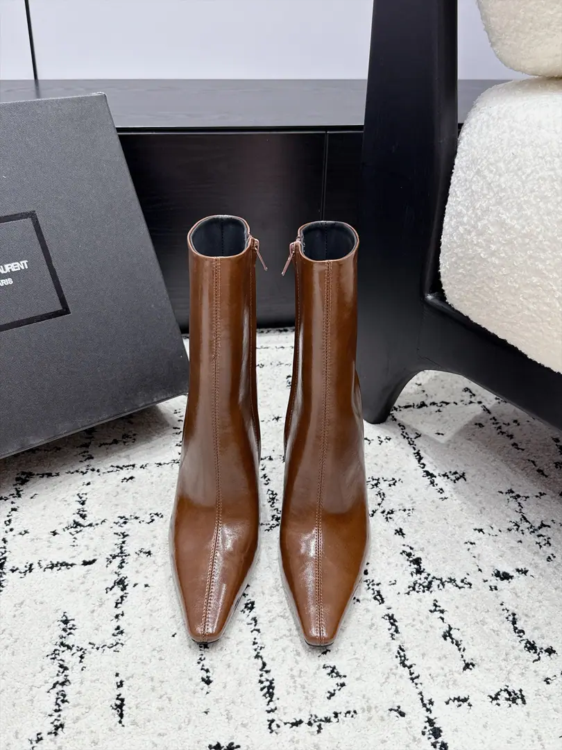 SAINT LAURENT Saint Roland. 26/ Autumn and winter show. Short boots. Slight and high and short boots. The superstar fashion masters grow grass. The most understanding woman is that she doesn't accept the super-feminine-feminist. The originals are starting up the slopes and... The details are perfect. A fine-sculpted shape, which makes your feet feel so good. ✔️Fabulous.: Customize imported cow skin ✔️Uchi.: Import mixed sheep skin ✔️Otsumi!: Italy is a big-ass country. ✔️He's tall.: 10.5cm ✔️Size: 35-42（40 41 42Make a no-refund order.）