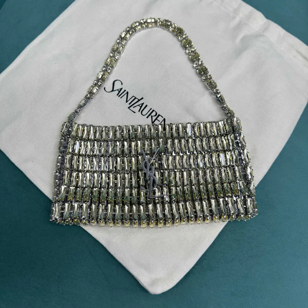 Special Quality Crystal dinner bag., A transected rectangular crystal, It's really shining under the light., I'm full of breath.!The front metal sign is so recognizable., The strap is crystal-coated., ♪ I'm so impressed ♪. It's a small size., For dinner., Party and other things., With a dress or dress., It's easy to be the focus of the whole show.! Paragraph: 819638 Dimensions: 18x7.5x2.5cmE688218
