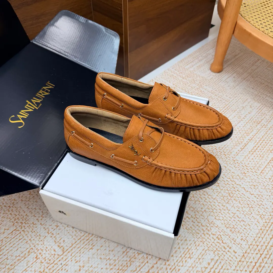 Couples' slippers.📍 Top Version🖤Saint Lauren*Saint Roland.2026 YSLSmalllogo A couple of wrinkled LeFoo shoes. Women Men It's a little symbolic.logoIt's the soul of these shoes. And he's got a low profile and a fine attitude on his shoe.. It's different from the big sign. It's quiet and it's sharp. Snuff it out with a simple line.YSLA unique fashion.DNA Unwittingly revealing the deep inside of the brand. The classic almond-shaped design of the shoehead. Smart-mixed feet. Pull the foot line up visually. ♪ And show grace and grace ♪. Every date a couple went to. Every trip. It's all because of the saloons. To be a low profile, deep-minded tribute.. The fabric is a cow skin. The insides are all sheep's skin. Italian imports are so thick. size: 35–42（34, 41, 42, 43Custom） Men: 38–47（38, 46, 47Custom without re-offer）