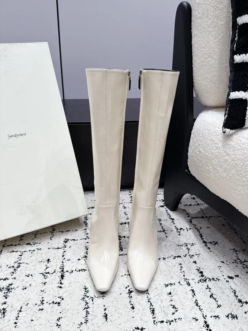 SAINT LAURENT Saint Roland. 26/ The new early autumn. Pointy and letter heights and boots. YSLSt. Roland's sign letters and boots.👢It's so cool. It's sexy.✨- The bright side. - The leather side., Pointy Heading Line, High recognition, MarkerYSLLetters and Alien, ♪ And snort and snort ♪, Side zipper design, The boots are very tweezers-style., The coat., A leather coat., You can dress up like a man., A proper house of ladies. ✔️Fabulous.: Bullskins. ✔️Uchi.: Bullskins. ✔️Otsumi!: That's a big one. ✔️He's tall.: 8.5cm ✔️Size: 35-42（40 41 42Do it.）