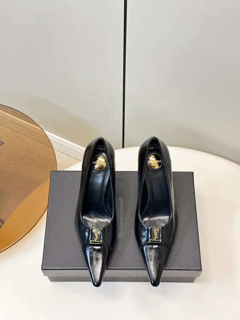 Saint Laurent｜YSLSt. Roland's soft, stylish heels. YSL 25SSSpring and summer, new heels., Cow leather.+MetalLogoButton, Brand recognition.！Pointy and design., NYO10cmHe's tall., Nice and sexy., The air is better in the back., Spring and summer are perfect.. Low-end advanced, Telecommuting, Dinner., Party can be easy to run., You're a great guy with skirts and pants., The gas is full. ！ Shoe.: A little cowy skin with wax./Cow-painted skin. Uchi.: Quality goats' furs. Italian skin. Codes35-40（40.41.42Make a reservation.）