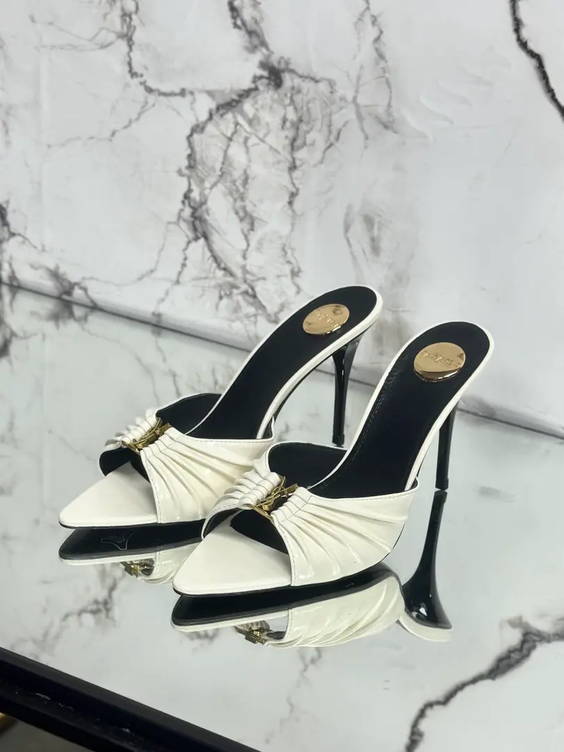 Saint LaurentSt. Roland's.YSLThe classic high-end heel sandals. A super-super-fired piece of hardware buttons for every page of our family is to be modeled.1:1Custom！The size and quality are exactly the same as the original.✔️ Shoe-faced material: Use cow skin./Painted skin. Real sheep in there., ♪ To scurry for soft, soft sheep, Shoes' soles are original.1:1Customizes the skin., It's perfect., And the upper foot is very good., Nice feet., And whether you're wearing jeans or not,, Little suit., The dress., It's a natural match., Full package for the originals He's tall.: It's flat./Floor1cmFlat/6cm/9cm Italy is a big-ass country. Size: 35-41（40, 41, 42Custom）