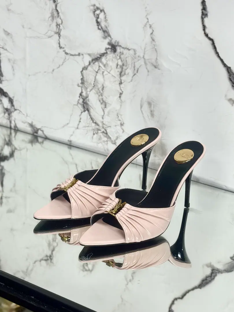 Saint LaurentSt. Roland's.YSLThe classic high-end heel sandals. A super-super-fired piece of hardware buttons for every page of our family is to be modeled.1:1Custom！The size and quality are exactly the same as the original.✔️ Shoe-faced material: Use cow skin./Painted skin. Real sheep in there., ♪ To scurry for soft, soft sheep, Shoes' soles are original.1:1Customizes the skin., It's perfect., And the upper foot is very good., Nice feet., And whether you're wearing jeans or not,, Little suit., The dress., It's a natural match., Full package for the originals He's tall.: It's flat./Floor1cmFlat/6cm/9cm Italy is a big-ass country. Size: 35-41（40, 41, 42Custom）