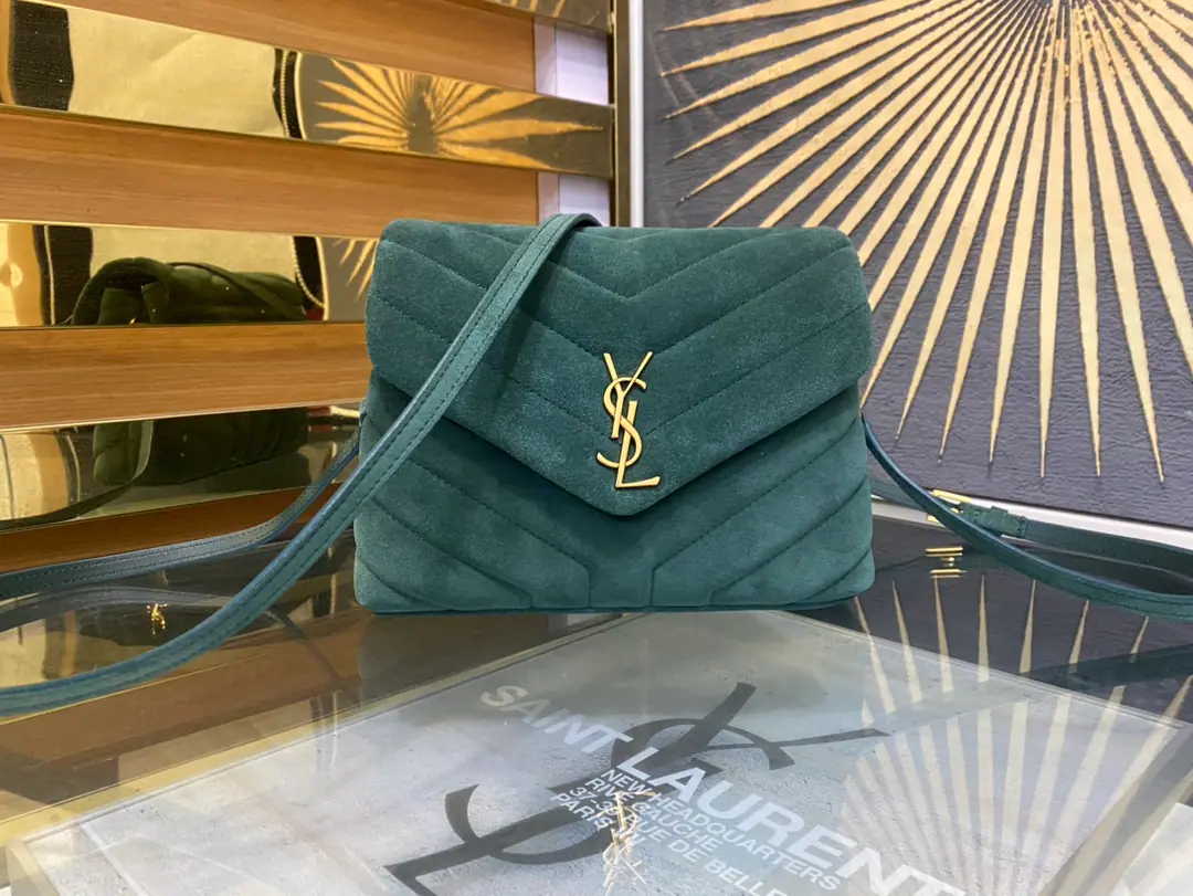 #𝑳𝒐𝒖𝑳𝒐𝒖# LouLouThe sandy little slender is coming in.！The whole bag was made with soft Italian silt., It's a classic.YHome slants, sewn., With a soft and stylish front flip bag., Shoulder-reconciled needle button, It's not big., It's not a lot of content., There's a zipper bag in the bag., Two main partitions., There's a small split between the center and the side that can put cash or paper on it.！Multifunctional！A super-loader.！ Model: 467072Skin grinding. Dimensions: 20X14X7cm