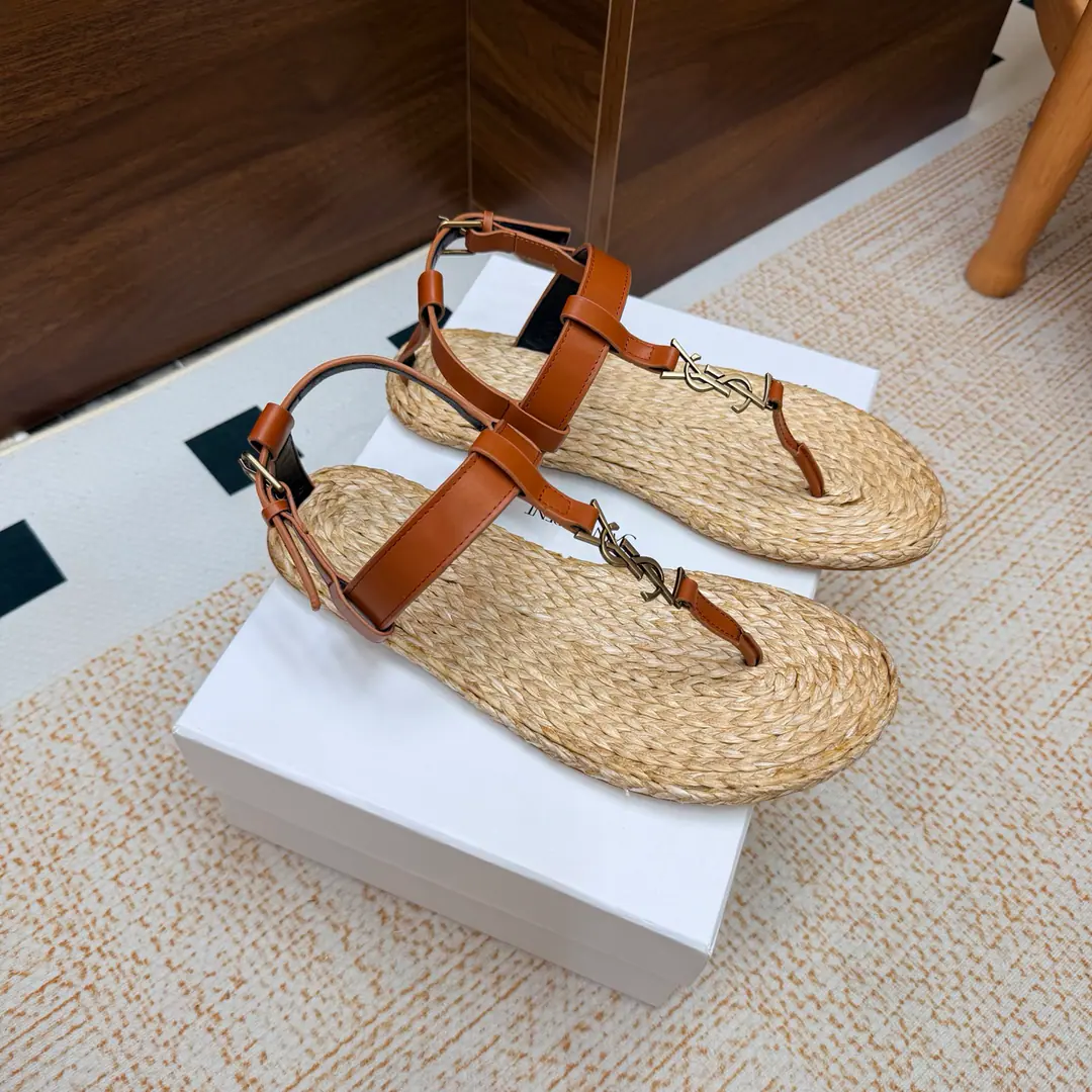 2026Spring and summer. Couple money. YSL 🖤 Saint Laurent / Saint Roland.yslShoes. A super-super-fire sandal. This is a hardware button that we need to model every page of our family.1:1Custom！It's very good., Nice feet., And whether you're wearing jeans or not,, Little suit., The dress., It's a natural match. Shoe.: Bullskins./Painted skin. Uchi.: The bottom of the straw. Shoes under the sole.: That's a big one. He's tall.: Floor Size: 35—44（41-44Custom without re-offer）