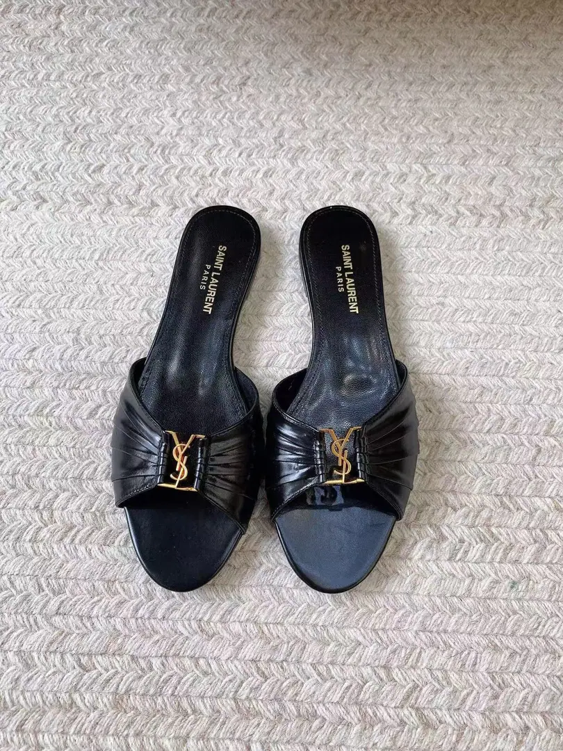 Saint LaurentSt. Roland's.YSLThe classic high-end heel sandals. A super-super-fired piece of hardware buttons for every page of our family is to be modeled.1:1Custom！The size and quality are exactly the same as the original.✔️ Shoe-faced material: Use cow skin./Painted skin. Real sheep in there., ♪ To scurry for soft, soft sheep, Shoes' soles are original.1:1Customizes the skin., It's perfect., And the upper foot is very good., Nice feet., And whether you're wearing jeans or not,, Little suit., The dress., It's a natural match., Full package for the originals He's tall.: It's flat./Floor1cmFlat/6cm/9cm Italy is a big-ass country. Size: 35-41（40, 41, 42Custom）