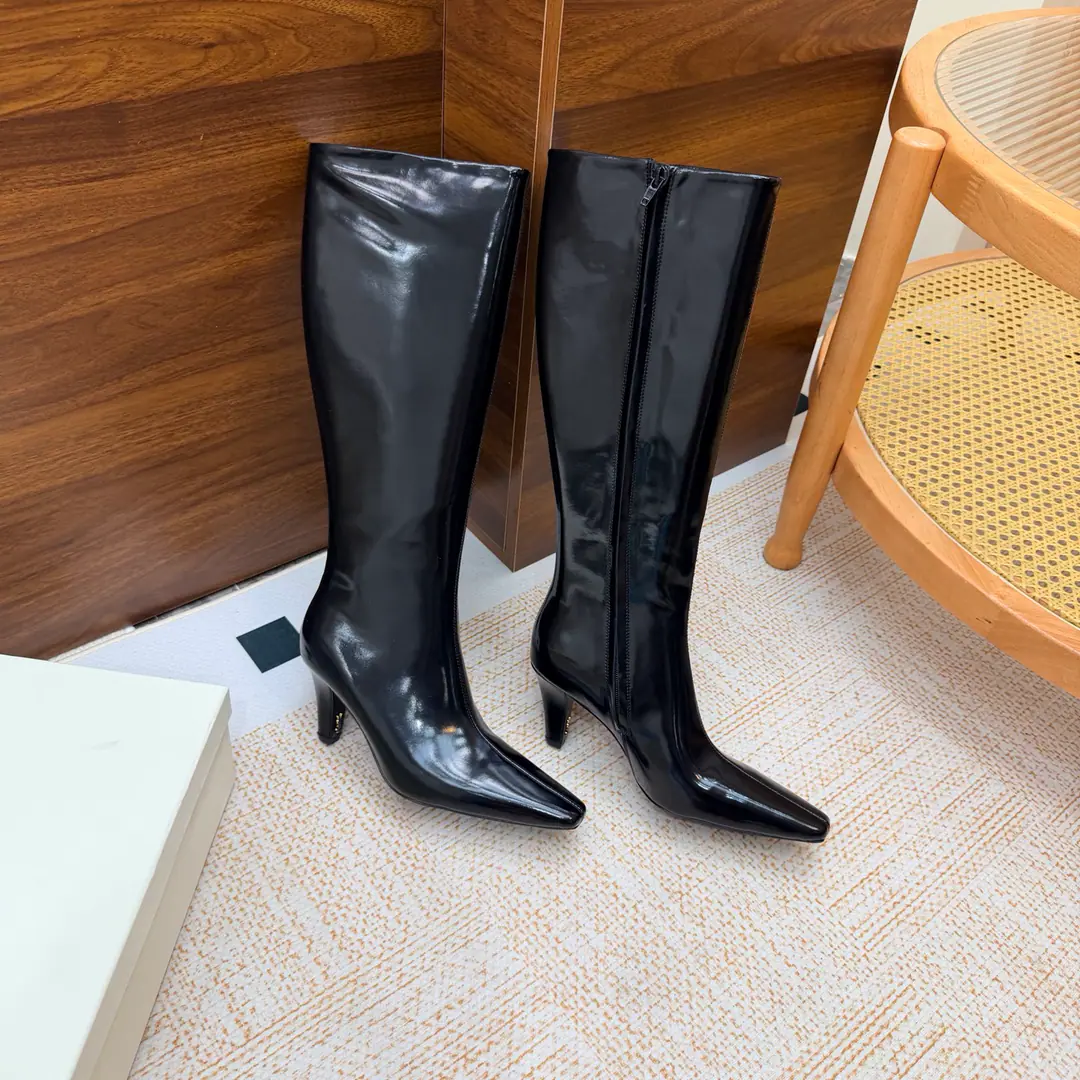 Top Version🖤Saint Laurent fw26 new arrival～ YSLSaint Roland.2026 The new spring and winter zippers are high and the ankle boots are sharp and short And ankle boots., A pair of square-shoes and a little high heels., %1 is internalLE CASSANDRE, Side zipper design. The whole shoe is very simple.～The little one is more sophisticated and fashionable and can see that the side of our boots is radians designed to be human legs.～The upper foot is so beautiful and so unchallenged.～Long legs.～It's a match for every occasion.～Autumn and winter wear the necessary supplies.！ Shoe.: Cow skin./Bullskins. Inside, put your feet on the inside.: Lamb skin. Shoes under the sole.: Italy is a big-ass country. He's tall.: 7cm Codes: 35-39（40.41.42I'll make sure I don't change it.）