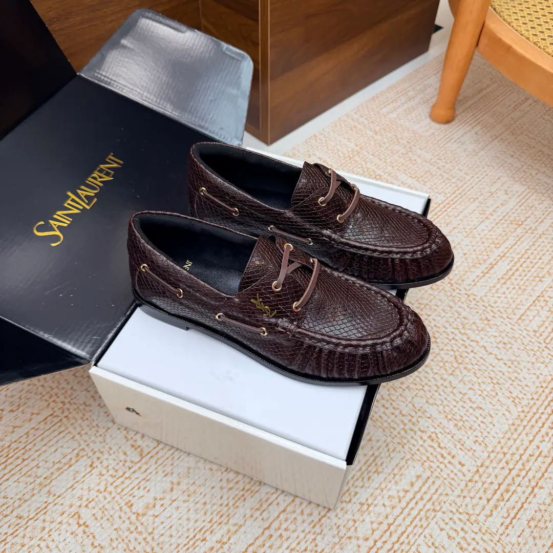 Couples' slippers.📍 Top Version🖤Saint Lauren*Saint Roland.2026 YSLSmalllogo A couple of wrinkled LeFoo shoes. Women Men It's a little symbolic.logoIt's the soul of these shoes. And he's got a low profile and a fine attitude on his shoe.. It's different from the big sign. It's quiet and it's sharp. Snuff it out with a simple line.YSLA unique fashion.DNA Unwittingly revealing the deep inside of the brand. The classic almond-shaped design of the shoehead. Smart-mixed feet. Pull the foot line up visually. ♪ And show grace and grace ♪. Every date a couple went to. Every trip. It's all because of the saloons. To be a low profile, deep-minded tribute.. The pasta uses a snake-strawed cow. The insides are all sheep's skin. Italian imports are so thick. size: 35–42（34, 41, 42, 43Custom） Men: 38–47（38, 46, 47Custom without re-offer）