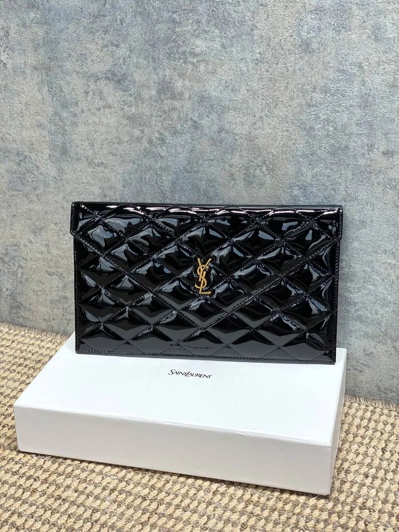 YSLThe diamond handler has the envelope., Use mirror skin, It's delicate and sophisticated.✨. Colour+MetalLogo, It's a very good recognition., Envelope Designs Simple Atmosphere, Daily commute, You can easily ride on a date.. It's practical and fashionable., Yes.YSLClassic series, It's a big deal., It's easy to get a better sense of compatibility.💼. Dimensions: 27x16x2cm Encoding: 869533