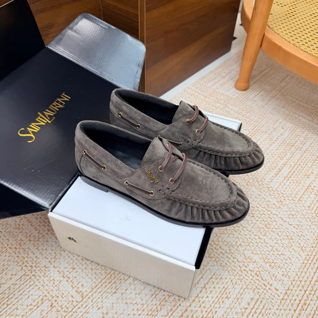 Couples' slippers.📍 Top Version🖤Saint Lauren*Saint Roland.2026 YSLSmalllogo A couple of wrinkled LeFoo shoes. Women Men It's a little symbolic.logoIt's the soul of these shoes. And he's got a low profile and a fine attitude on his shoe.. It's different from the big sign. It's quiet and it's sharp. Snuff it out with a simple line.YSLA unique fashion.DNA Unwittingly revealing the deep inside of the brand. The classic almond-shaped design of the shoehead. Smart-mixed feet. Pull the foot line up visually. ♪ And show grace and grace ♪. Every date a couple went to. Every trip. It's all because of the saloons. To be a low profile, deep-minded tribute.. The pasta is for sheep. The insides are all sheep's skin. Italian imports are so thick. size: 35–42（34, 41, 42, 43Custom） Men: 38–47（38, 46, 47Custom without re-offer）
