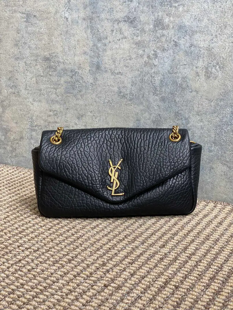 YSL CalypsoChain bag., Little sheep's skin.+Gold chains., Jane is so smart.✨. ♪ Soft and wrapped ♪, The tops are designed to facilitate daily commute.orOut of the street., The capacity is perfect., You can have your wallet on your phone.. The chains can be single./Slash, You're a big fan of the game., Keep your head down and hold it down.！2023New paragraph, It's practical and fashionable., I really recommend it.～ Model: 734153 Dimensions: 17.5x21x8cm