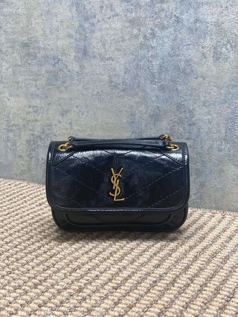 YSL NikiMini-handbag., Oxy-ray cow skin., The light is full., The diamond-gring.+MetalYSLThe sign is so well-known.！Daily commute, It's all out of town.OK. The chain shoulder is on hand., Single shoulder., Slash, The back is changing., It's so practical.👜. Caramel autumn and winter are hot., It's so exciting to mix up with clothes., Internal space is reasonable., The daily stuff is lightly packed., Yes.YSLA classic home-based hot money.！ Dimensions: 18x12.5x5cm Encoding: 828736