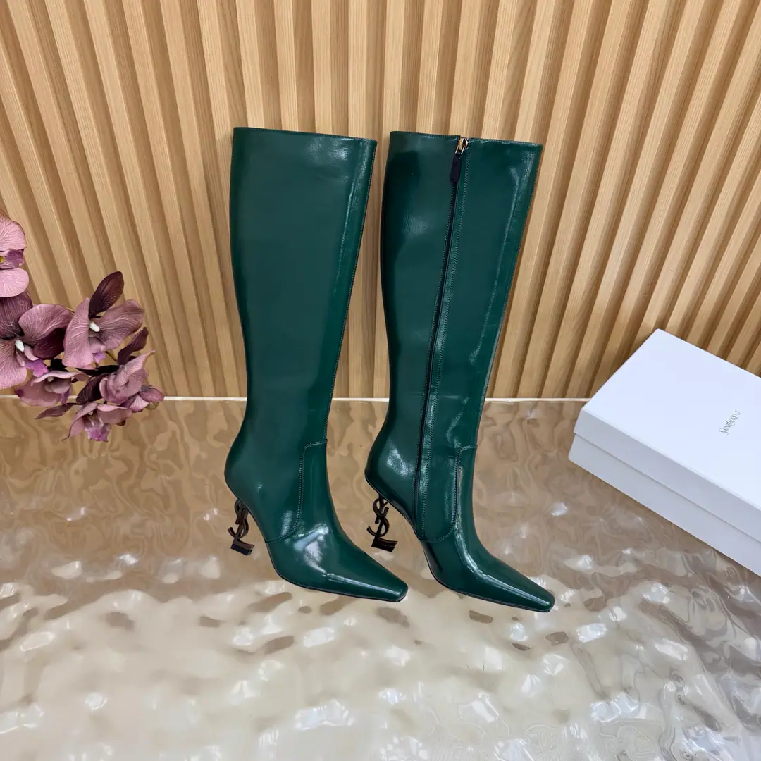 Top Version🖤Saint Laurent fw26 new arrival～ YSLSaint Roland.2026 The new spring and winter zippers are high and the ankle boots are sharp and short And ankle boots., A pair of square-shoes and a little high heels., %1 is internalLE CASSANDRE, Side zipper design. The whole shoe is very simple.～The little one is more sophisticated and fashionable and can see that the side of our boots is radians designed to be human legs.～The upper foot is so beautiful and so unchallenged.～Long legs.～It's a match for every occasion.～Autumn and winter wear the necessary supplies.！ Shoe.: Cow skin./Bullskins. Inside, put your feet on the inside.: Lamb skin. Shoes under the sole.: Italy is a big-ass country. He's tall.: 8cm Codes: 35-39（40.41.42I'll make sure I don't change it.）