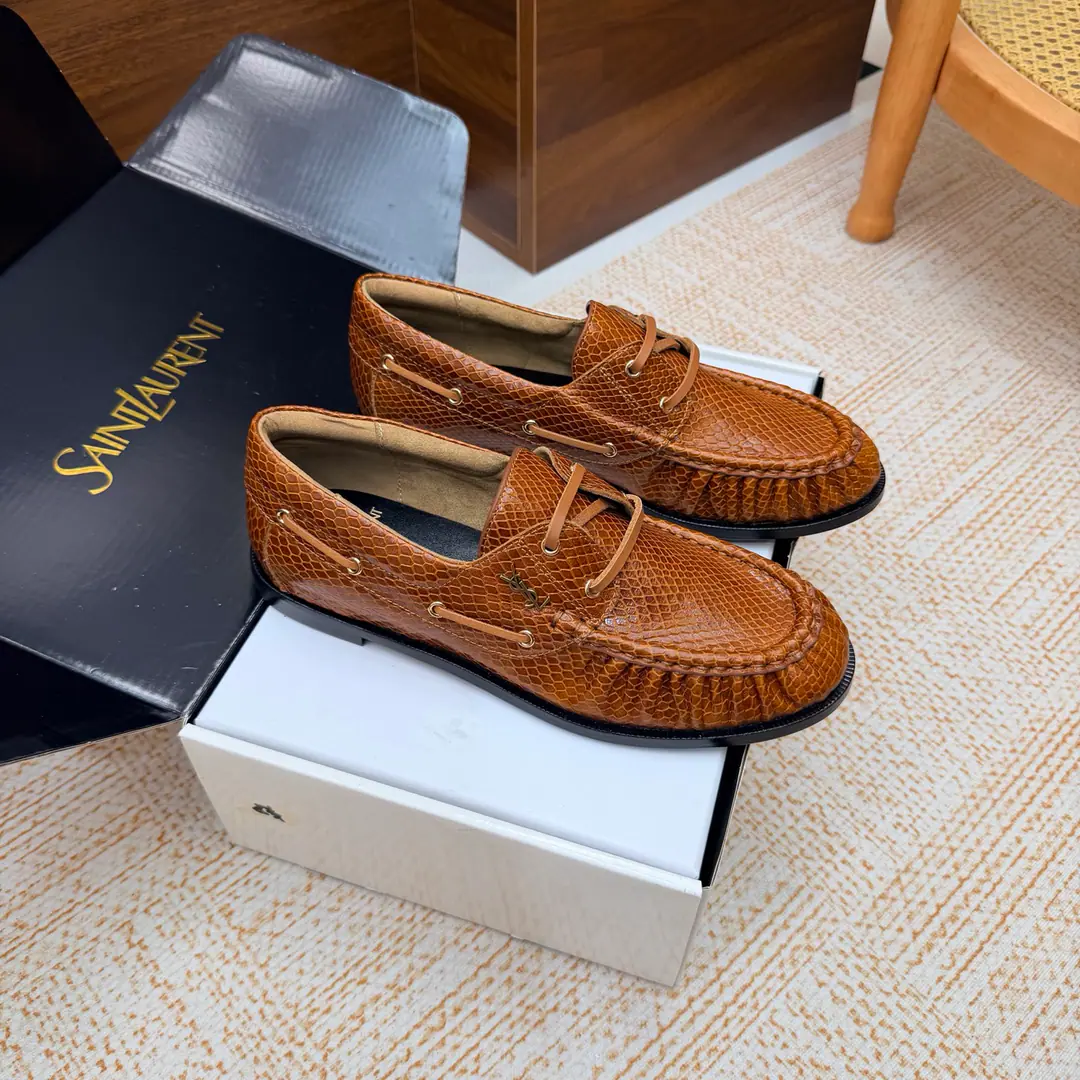 Couples' slippers.📍 Top Version🖤Saint Lauren*Saint Roland.2026 YSLSmalllogo A couple of wrinkled LeFoo shoes. Women Men It's a little symbolic.logoIt's the soul of these shoes. And he's got a low profile and a fine attitude on his shoe.. It's different from the big sign. It's quiet and it's sharp. Snuff it out with a simple line.YSLA unique fashion.DNA Unwittingly revealing the deep inside of the brand. The classic almond-shaped design of the shoehead. Smart-mixed feet. Pull the foot line up visually. ♪ And show grace and grace ♪. Every date a couple went to. Every trip. It's all because of the saloons. To be a low profile, deep-minded tribute.. The pasta uses a snake-strawed cow. The insides are all sheep's skin. Italian imports are so thick. size: 35–42（34, 41, 42, 43Custom） Men: 38–47（38, 46, 47Custom without re-offer）