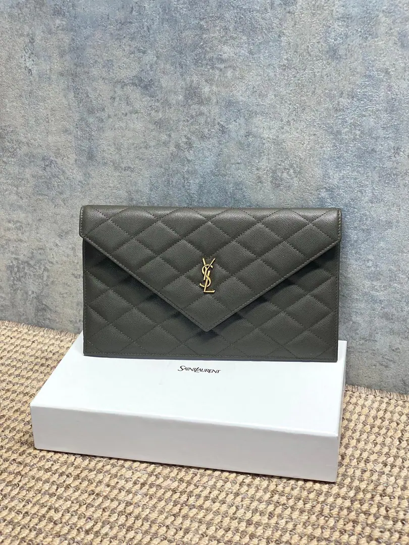 YSLThe diamond handler has the envelope., Use caviar stripes., It's delicate and sophisticated.✨. Colour+MetalLogo, It's a very good recognition., Envelope Designs Simple Atmosphere, Daily commute, You can easily ride on a date.. It's practical and fashionable., Yes.YSLClassic series, It's a big deal., It's easy to get a better sense of compatibility.💼. Dimensions: 27x16x2cm Encoding: 869533
