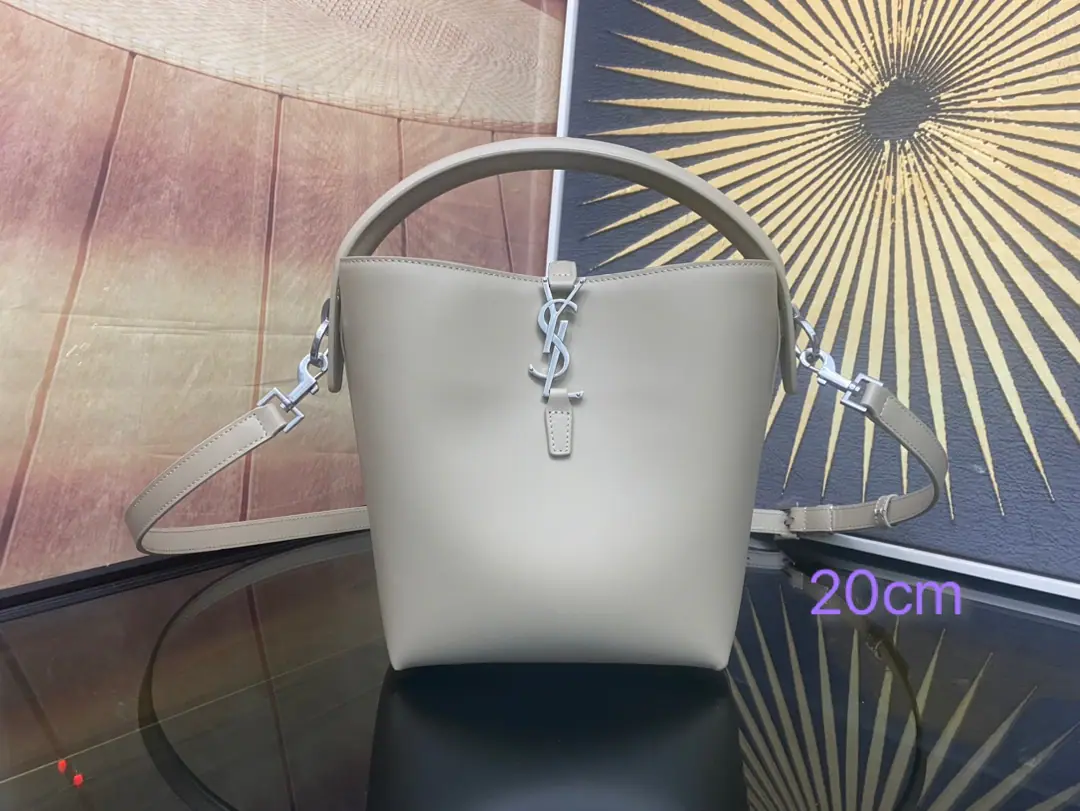 🆕New paragraphLE 5À7The series's little bucket bag., Black-looking bucket bag with a handheld._New package type, Use Italian calf skin, It's a simple, simple, simple, simple, simple, simple, simple, simple, simple, simple, simple, simple, simple, simple, simple, simple, simple, simple, simple, simple, simple, simple, simple, simple, simple, simple, simple, simple, simple, simple, simple, simple, simple, simple, simple, simple, simple, simple, simple, simple, simple, simple, simple., Stereo, It doesn't look too tough., Four metal nails on the bottom., Combining classic marker metalslogo_Other Organiser, The whole is a classic graceful thing., And a modern, modern, unique quality.！ Model: 749036 Dimensions: 20x17x13cm