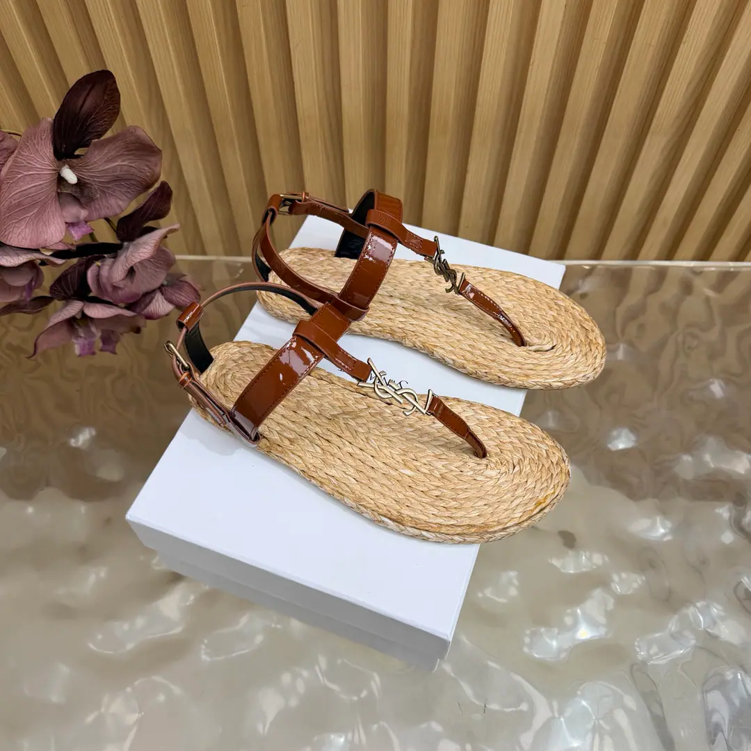 2026Spring and summer. Couple money. YSL 🖤 Saint Laurent / Saint Roland.yslShoes. A super-super-fire sandal. This is a hardware button that we need to model every page of our family.1:1Custom！It's very good., Nice feet., And whether you're wearing jeans or not,, Little suit., The dress., It's a natural match. Shoe.: Bullskins./Painted skin. Uchi.: The bottom of the straw. Shoes under the sole.: That's a big one. He's tall.: Floor Size: 35—44（41-44Custom without re-offer）