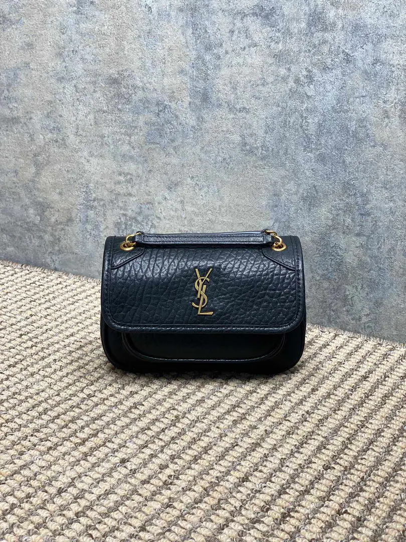 YSL New paragraph Mini Elephant tattoos.niki, It's a little nice. It's a classic.！A brand-new silver chain. Skin hands are soft., A main internal partition., A flat bag., A zipper bag guy carries it pretty good too.. Dimensions: 18x12.5x5cm Encoding: 828736