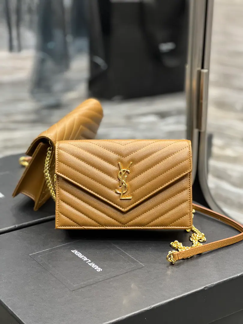 #𝐖𝐨𝐜 𝟭𝟵𝐜𝐦#_New Colour wocA small envelope is coming in., Speaking of envelopes,, YThis one must have a name.！The whole bag was made from the original factory caviar and cow skin., Layout Stereo, Feel comfortable.！The disassembly of shoulder belts has enriched the multipurpose nature of the bags., You can just take the shoulder belt off and be a handbag.&For dinner bags, Built multiple places, It's a good thing to blow up., I usually go out and bring my cell phone and card., A little bag will take you all the way out.！ Model: 393953 Dimensions: 19x11.5x4cm