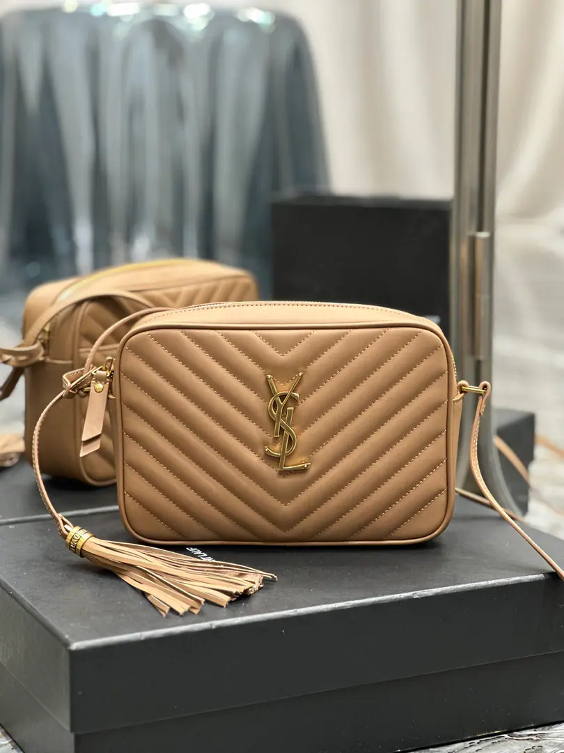 【New version】 LouCamera bag_Caramel buttons. Top-level Italian skin camera bag., Hong Kong AcquisitionzpOpen-forming., Make it exactly the same.！Very fine.！A modifiable shoulder belt with a fashion-stylish hanger.！100% calf skin., In the linoleum.！There's a plug in the bag.！Add a new plugin to the back, Very useful atmosphere.！ Model: 520534-1 Dimensions: 23x16x6cm