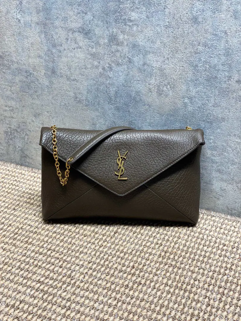 YSL CalypsoEnvelope, Pumpy parchment.+GoldLogo, Jane and high-end.✨. Envelope Design, Line flow, HandheldorSlash all over.OK, Shoulder belts can be removed., Telecommuting, Date, It's easy to ride in a formal setting., Medium Capacity, The daily stuff is lightly packed.. The skin is soft, but it's not too much to maintain., You're not gonna scratch and squirt.～This bag is practical and fashionable., It's a gifted instrument for a girl with a temperamental temperament.！ Dimensions: 29.5 X 18 X 5cm Model: 853610F68