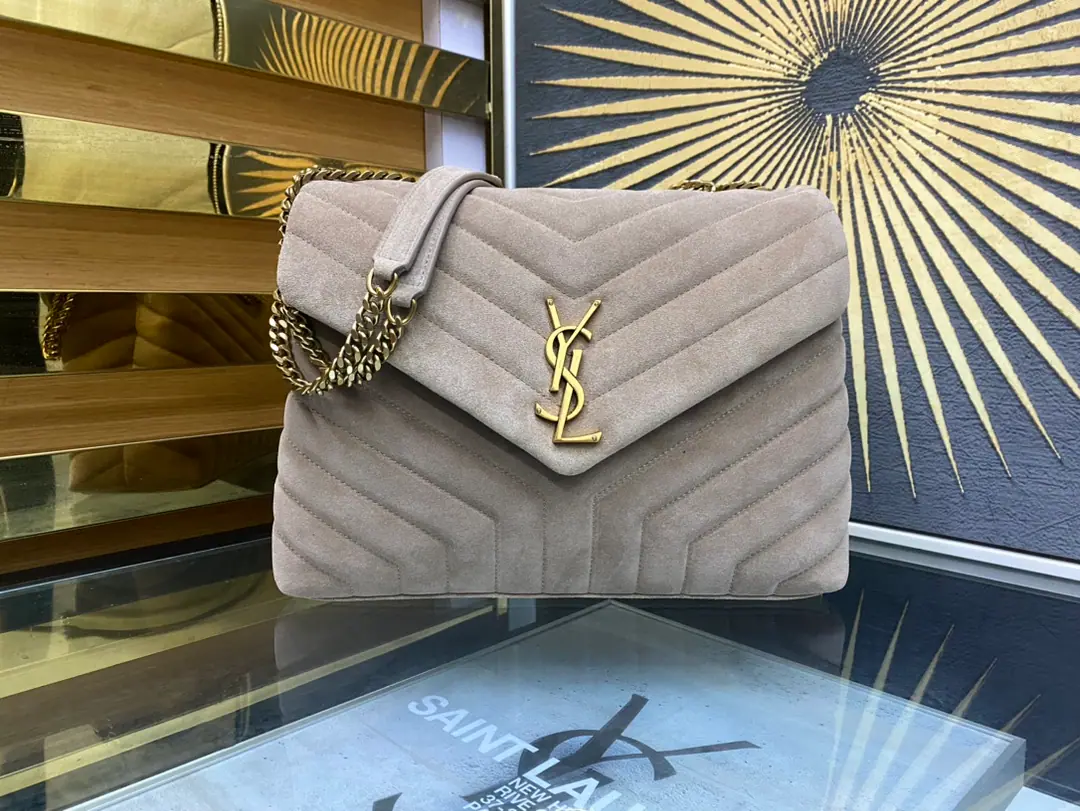 【𝙇𝙤𝙪 𝙇𝙤𝙪 31𝙘𝙢】It's a pack for winter., He's coming to you with warmth.！The outer layers are so soft and cozy., The sense of excellence that you can feel with your hand.！It's a gold-coloured hardware., Makes the whole bag taste better.！It's got a layer inside that's easy to sort the items., The most important thing is to use it too lightly., He's definitely qualified to be a regular commuter.！Model: 459749Dimensions: 31x22x10