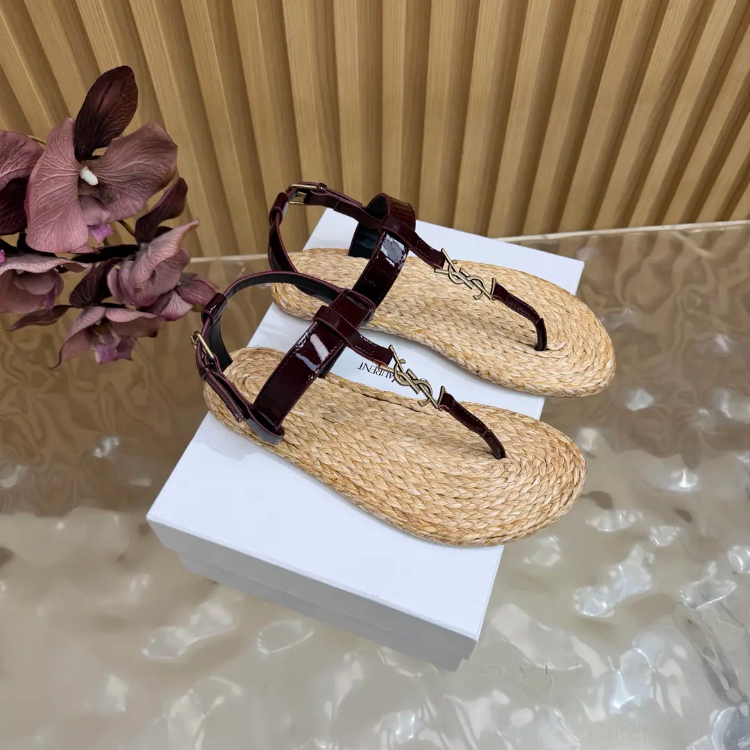 2026Spring and summer. Couple money. YSL 🖤 Saint Laurent / Saint Roland.yslShoes. A super-super-fire sandal. This is a hardware button that we need to model every page of our family.1:1Custom！It's very good., Nice feet., And whether you're wearing jeans or not,, Little suit., The dress., It's a natural match. Shoe.: Bullskins./Painted skin. Uchi.: The bottom of the straw. Shoes under the sole.: That's a big one. He's tall.: Floor Size: 35—44（41-44Custom without re-offer）