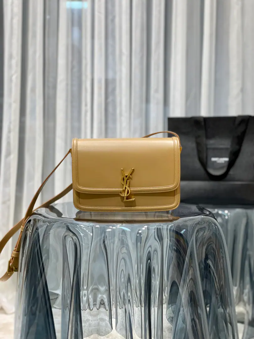 【𝑺𝑶𝑳𝑭𝑬𝑹𝑰𝑵𝑶 𝑩𝑶𝑿 】New Colour 2020 IT BAG_It's gonna be a big deal., The whole fashion circle was taken before the market., Nostalgia left bank., Inspired by the name of the left bank of Paris.Rue De SolferinoAs a name！The package is with the original toothpick.BoxBullskins., The tenderness of the hand and skin is very good.！Three layers of organ separation., It's easy to accommodate everyday requirements., Newly designed.“L”Letters on the lower and upper side of the button, To completely reverse your knowledge of the buttons., I can't help but wonder., I can open the bag like this., It's not funny.！ Model: 634305 Dimensions: 23x16x6cm