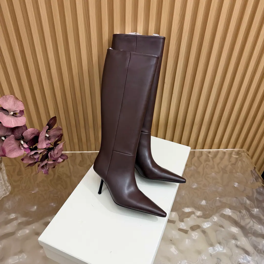 Top Version🖤Saint Laurent fw26 new arrival～ YSLSaint Roland.2026 The new spring and winter zippers are high and the ankle boots are sharp and short And ankle boots., A pair of square-shoes and a little high heels., %1 is internalLE CASSANDRE, Side zipper design. The whole shoe is very simple.～The little one is more sophisticated and fashionable and can see that the side of our boots is radians designed to be human legs.～The upper foot is so beautiful and so unchallenged.～Long legs.～It's a match for every occasion.～Autumn and winter wear the necessary supplies.！ Shoe.: Cow skin./Bullskins. Inside, put your feet on the inside.: Lamb skin. Shoes under the sole.: Italy is a big-ass country. He's tall.: 8cm Codes: 35-39（40.41.42I'll make sure I don't change it.）