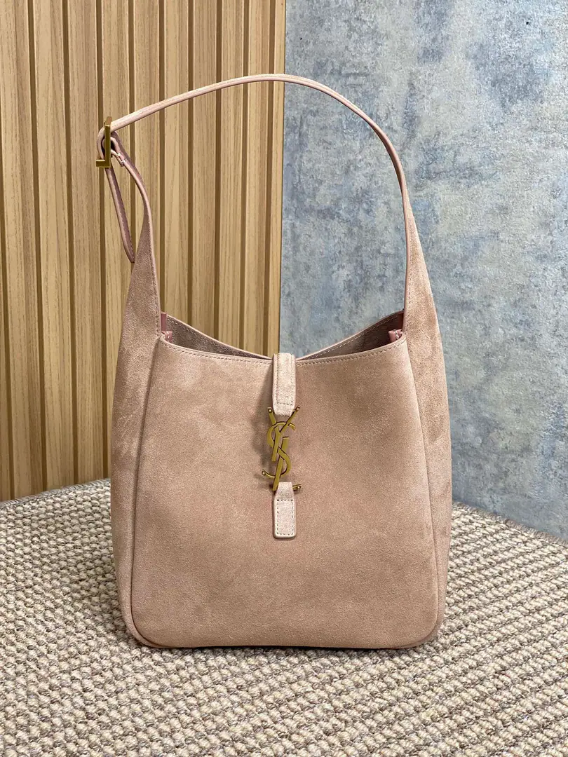 P YSLSanta Roland's Winter New Money.🍂 ROSESame paragraph New, Pea., It's light and fashionful., It's a great touch. Soft. It's a simple match.ysl logo It's really a big back.！Dimensions: 22x22x10cmEncoding: 713938