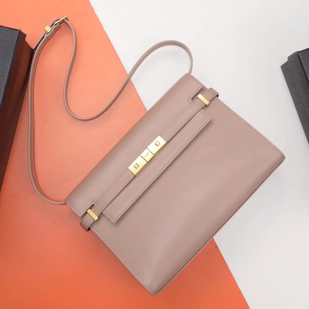P✅【I'm taking a picture of the background.】👏Special Class List👏🌈 𝑴𝒂𝒏𝒉𝒂𝒕𝒕𝒂𝒏 🌻29cm💫💫Manhattan 2020The latest bag is the manhattan stick., - It's a classic.logo, Instead of a low-profile, simple design style, It's a little like...HKelly from the house., It smells like retro.！Business➕The combination of leisure., All in all, it's a hundred.！You can hold it., It can be single or slashed., A pack of them., Meet the business lady., And I'm happy with the girl's leisure.！The carefully chosen Italian toothpicked cow skin., Perfect line of work., The fine hardware has made the whole bag smell of high-end.！ Model: 579271Dimensions: 29x20.5x7cm