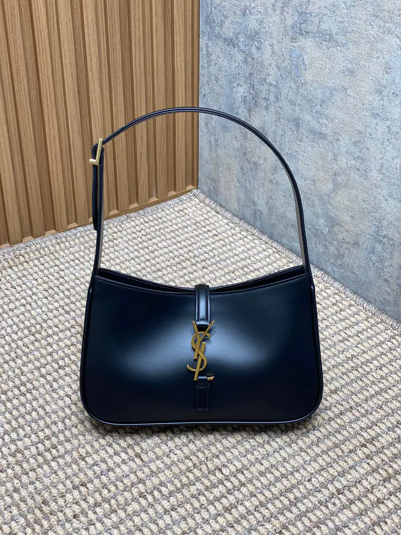 P Spring and summer show. YSLThe new armpit is wrapped in a very simple shape pluslogo Simple U.S.A. High-level opening is a way to set the buttons half open. Encoding657228 Dimensions23x16x6.5cm
