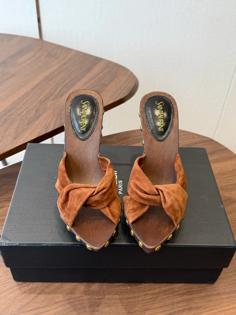 Saint LaurentYSL 26ssThe latest show. Water table high with sandals. Top Quality I'm light and not tired., The upper foot is a dress of spring and summer., More visible and tasteful., A luxuries look in a simple way., Even a sandal. I'm sure you'll need one pair of shoes in the summer shoe cabinet. Shoe.: Bullskins. He's tall.: 12cm Otsumi!: Wood floor. Size: #35-43（40.41.42.43I'll make sure I don't change it.）