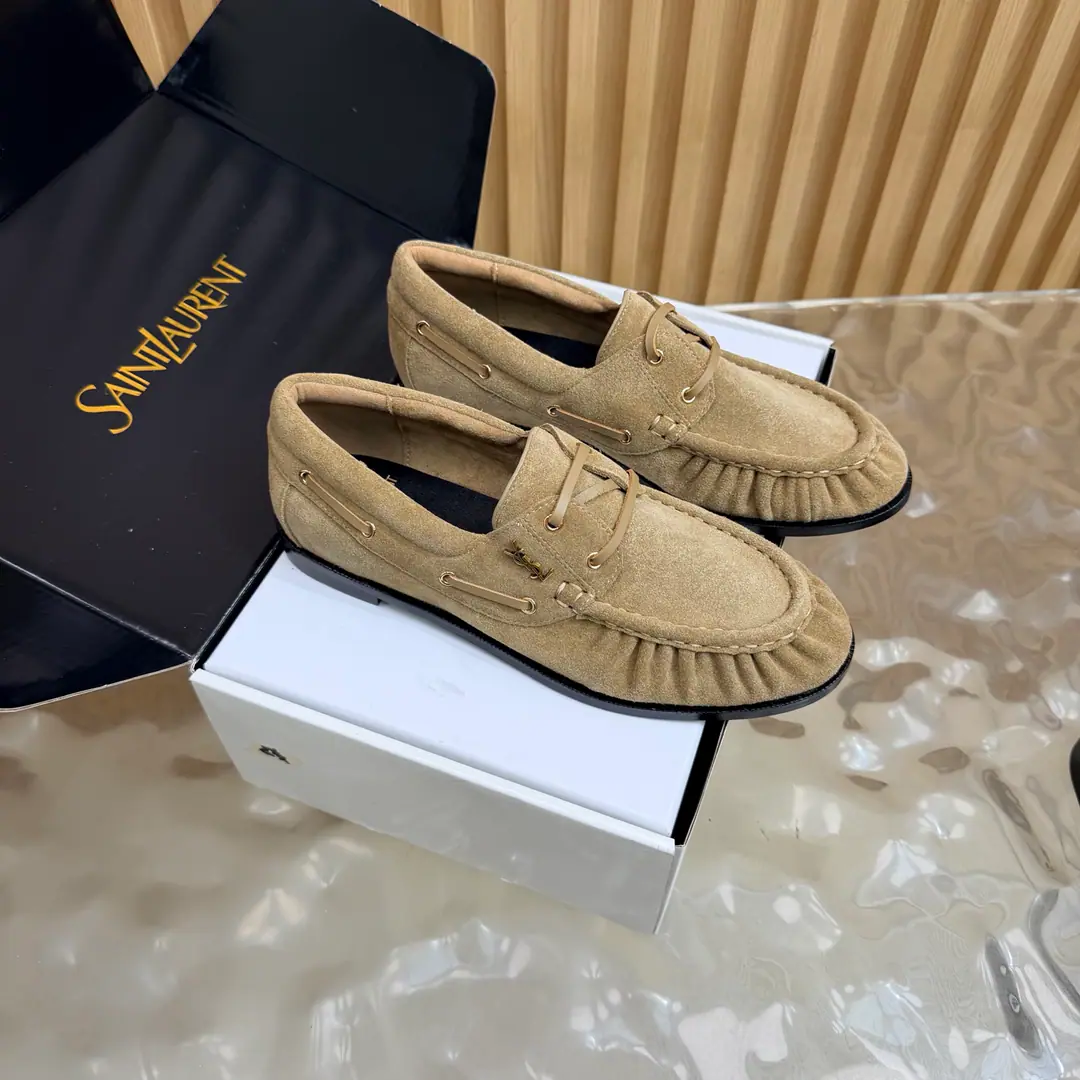 Couples' slippers.📍 Top Version🖤Saint Lauren*Saint Roland.2026 YSLSmalllogo A couple of wrinkled LeFoo shoes. Women Men It's a little symbolic.logoIt's the soul of these shoes. And he's got a low profile and a fine attitude on his shoe.. It's different from the big sign. It's quiet and it's sharp. Snuff it out with a simple line.YSLA unique fashion.DNA Unwittingly revealing the deep inside of the brand. The classic almond-shaped design of the shoehead. Smart-mixed feet. Pull the foot line up visually. ♪ And show grace and grace ♪. Every date a couple went to. Every trip. It's all because of the saloons. To be a low profile, deep-minded tribute.. The pasta is for sheep. The insides are all sheep's skin. Italian imports are so thick. size: 35–42（34, 41, 42, 43Custom） Men: 38–47（38, 46, 47Custom without re-offer）