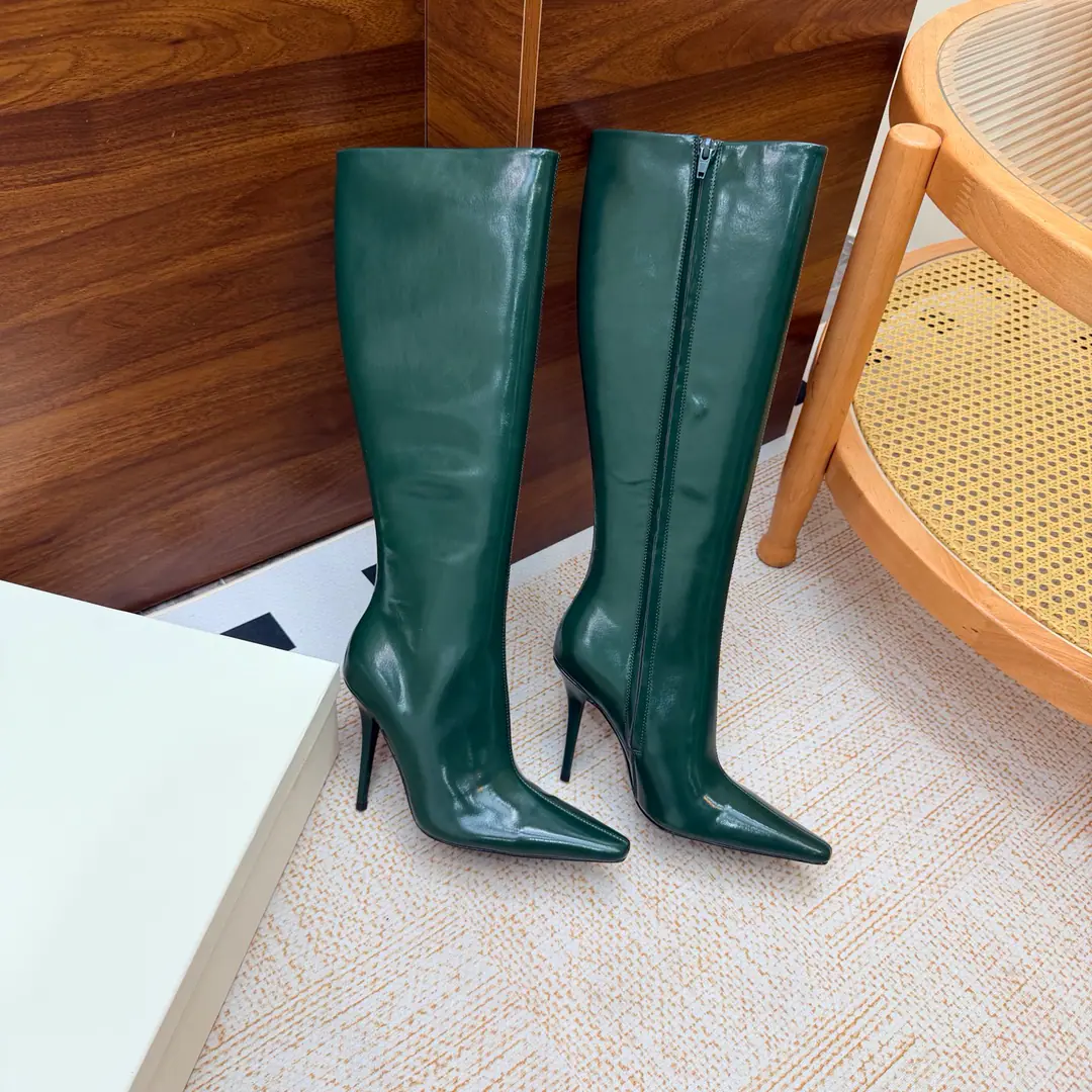 Top Version🖤Saint Laurent fw26 new arrival～ YSLSaint Roland.2026 The new spring and winter zippers are high and the ankle boots are sharp and short And ankle boots., A pair of square-shoes and a little high heels., %1 is internalLE CASSANDRE, Side zipper design. The whole shoe is very simple.～The little one is more sophisticated and fashionable and can see that the side of our boots is radians designed to be human legs.～The upper foot is so beautiful and so unchallenged.～Long legs.～It's a match for every occasion.～Autumn and winter wear the necessary supplies.！ Shoe.: Cow skin./Bullskins. Inside, put your feet on the inside.: Lamb skin. Shoes under the sole.: Italy is a big-ass country. He's tall.: 10.5cm Codes: 35-39（40.41.42I'll make sure I don't change it.）