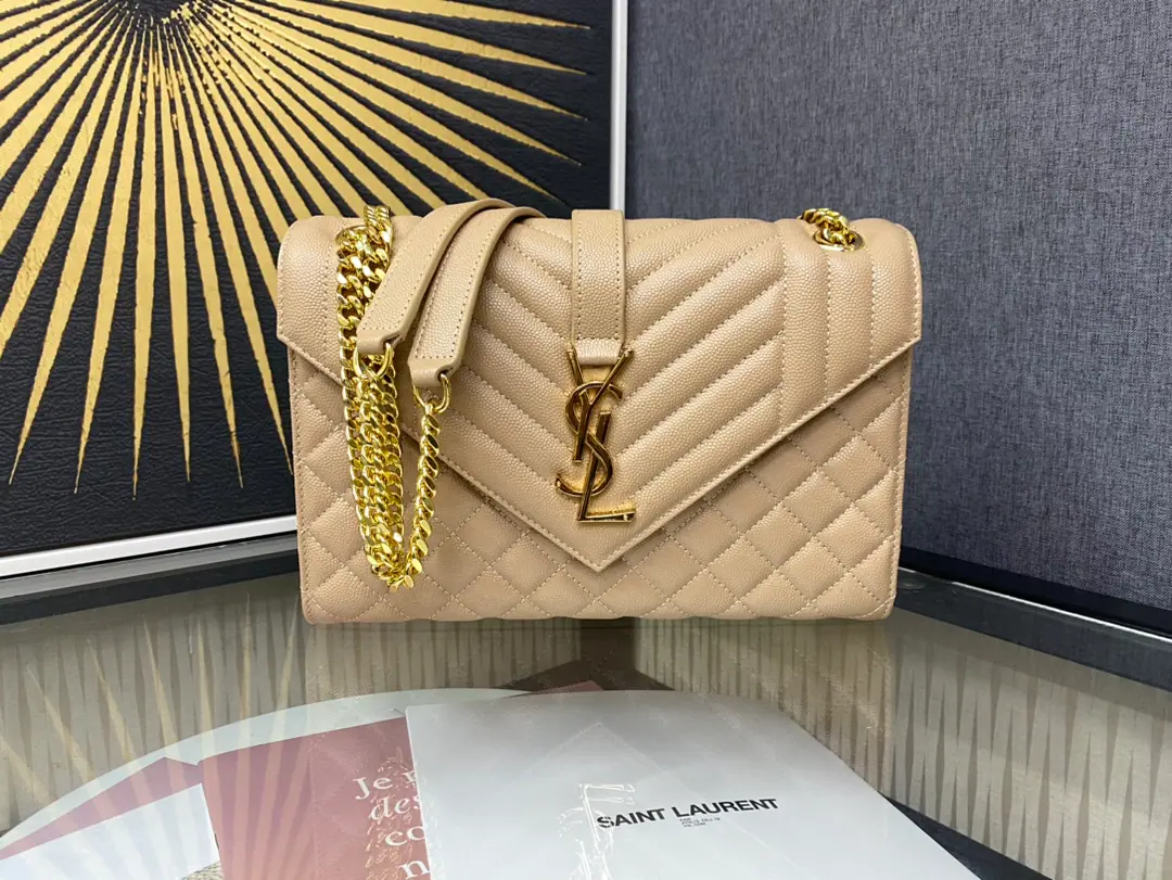 ENVELOPPE Medium Envelope, Italian imports of original plant cattle and skin, Super-paragus caviar texture., A very air-like piece., Black is a classic match with gold., A hundred.！♪ The shoulder slants ♪ok！It's a good one.！ Model: 487206 Dimensions: 24×17.5×6cm