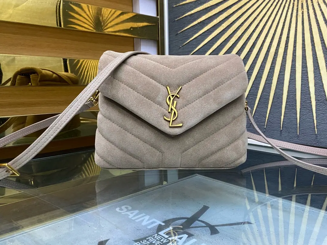 #𝑳𝒐𝒖𝑳𝒐𝒖# LouLouThe sandy little slender is coming in.！The whole bag was made with soft Italian silt., It's a classic.YHome slants, sewn., With a soft and stylish front flip bag., Shoulder-reconciled needle button, It's not big., It's not a lot of content., There's a zipper bag in the bag., Two main partitions., There's a small split between the center and the side that can put cash or paper on it.！Multifunctional！A super-loader.！ Model: 467072Skin grinding. Dimensions: 20X14X7cm