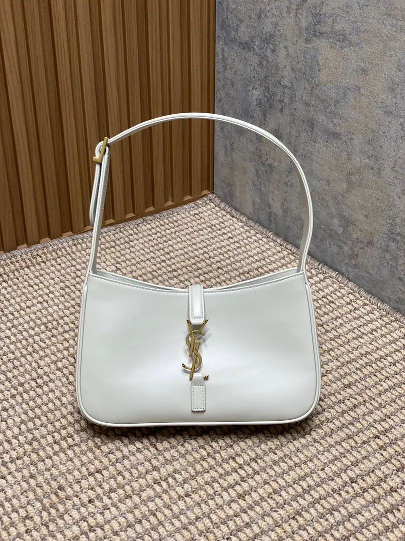 P Spring and summer show. YSLThe new armpit is wrapped in a very simple shape pluslogo Simple U.S.A. High-level opening is a way to set the buttons half open. Encoding657228 Dimensions23x16x6.5cm