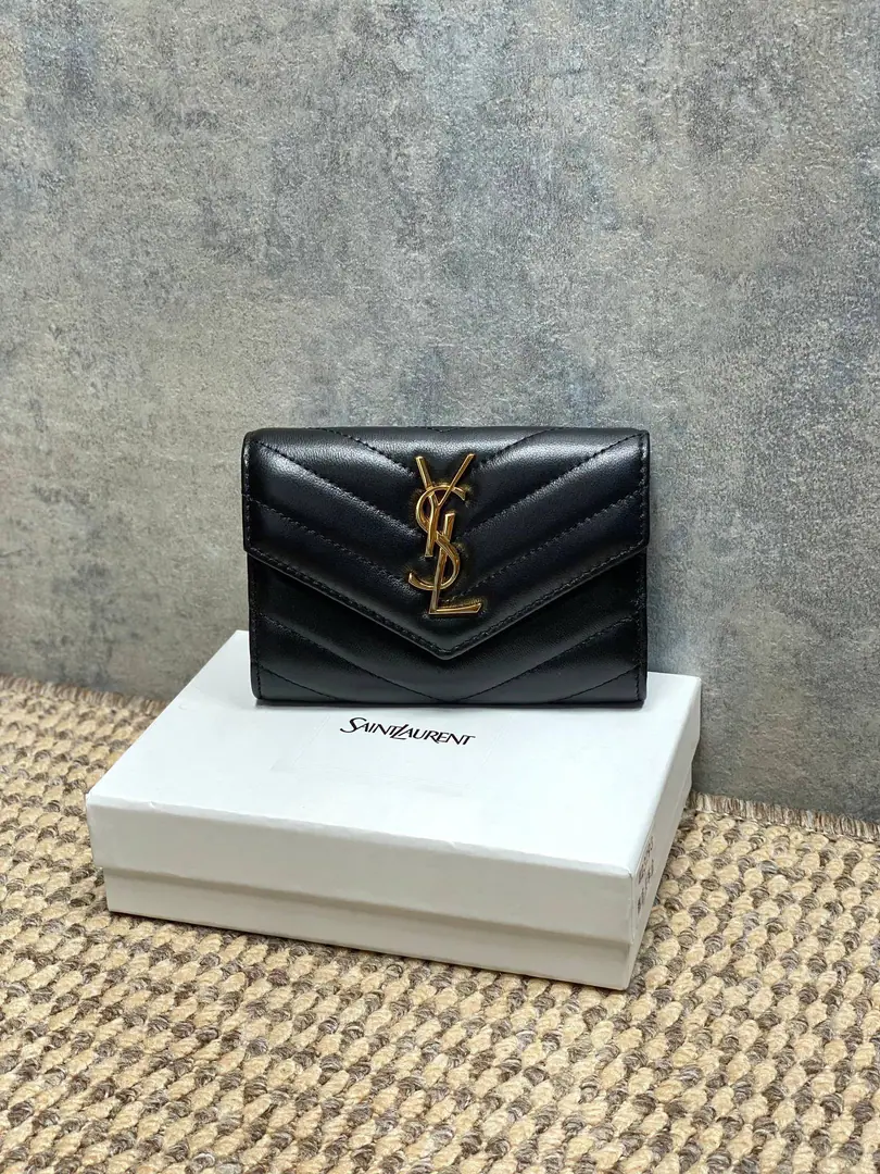 P YSLA sheep's skin envelope., Cow leather., It's delicate and durable., The match is gold.Logo,Jane is so smart.. Envelope Design, Cards can be filled with coins., It's easy to travel or to travel.！It's a small size., No pressure on your body., It's practical and fashionable., Yes.YSLOne of the classic hot ones.！ Dimensions: 13.5x9.5x3cm Model: 423293